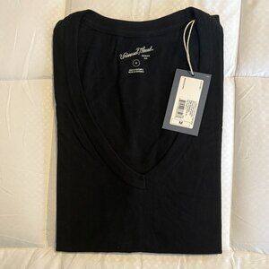 Universal Thread black v-neck t-shirt size M NWT